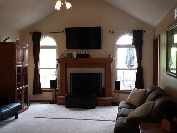 Large living rm,vaulted ceil