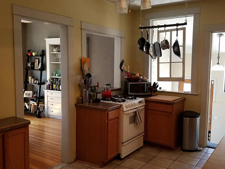 Large Kitchen with Dishwasher & gas stove