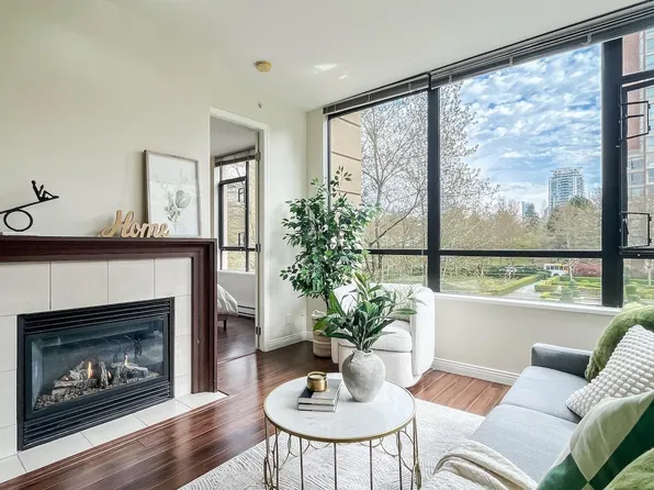 7368 Sandborne Ave #301, Burnaby, BC V3N 5C5