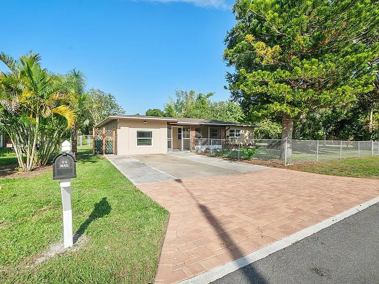 320 Le Jeune Dr — Photo 2