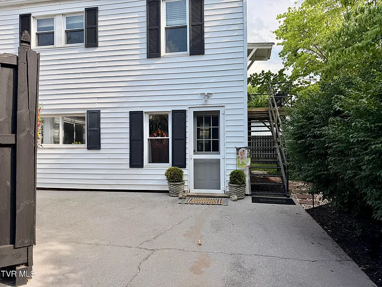 212 W F St #A — Photo 11