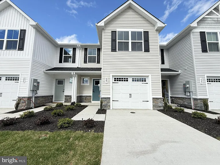 647 Laurelwood Cir — Photo 1