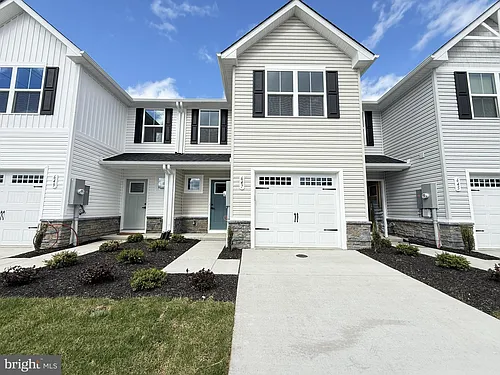 647 Laurelwood Cir Photo 1