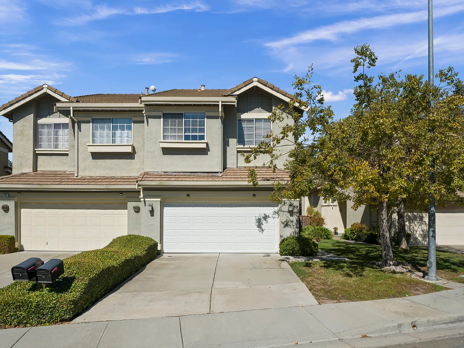 4 bed, 2.5 bath, 1960 sqft, $4,950 — Photo 1