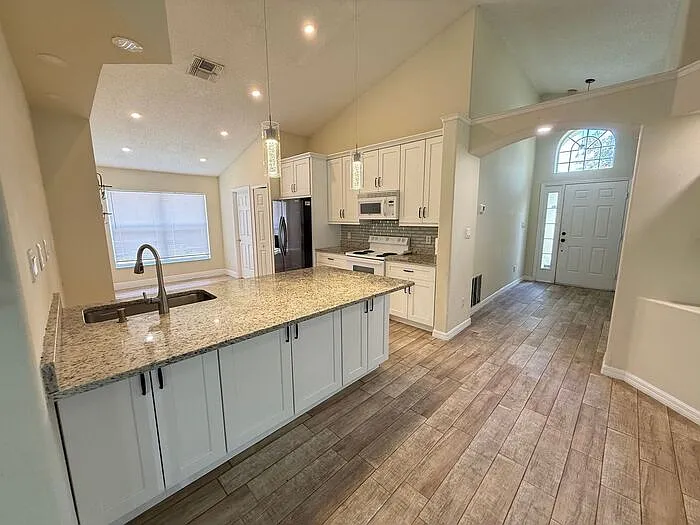 1221 Singleton Cir — Photo 3
