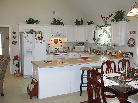 Open floor plan w/large breakfast bar.