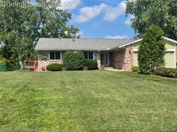 1910 Harwood Dr, Oxford, MI 48371