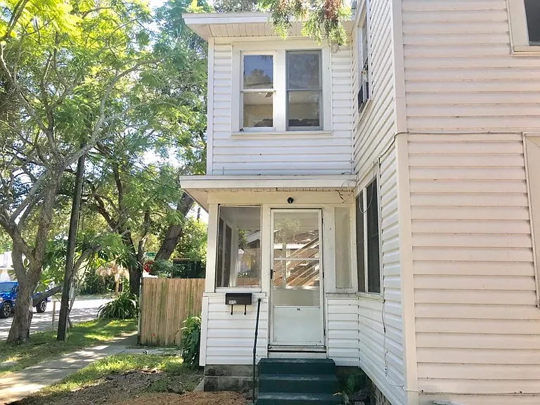 1112 Highland St N — Photo 2