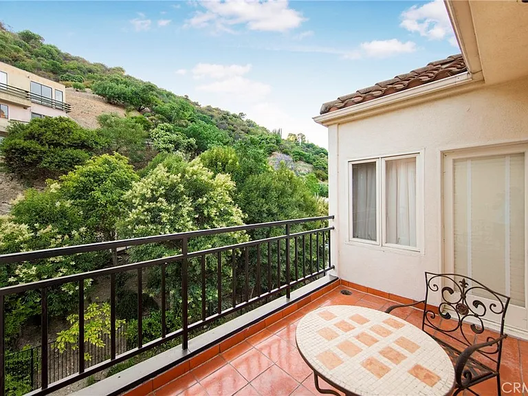3546 Dixie Canyon Pl — Photo 7