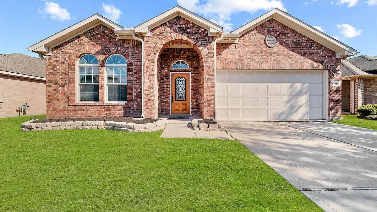 Photo 1 of 28 - 6439 Brimridge Ln - Houston, TX Primary Photo - 6439 Brimridge Ln