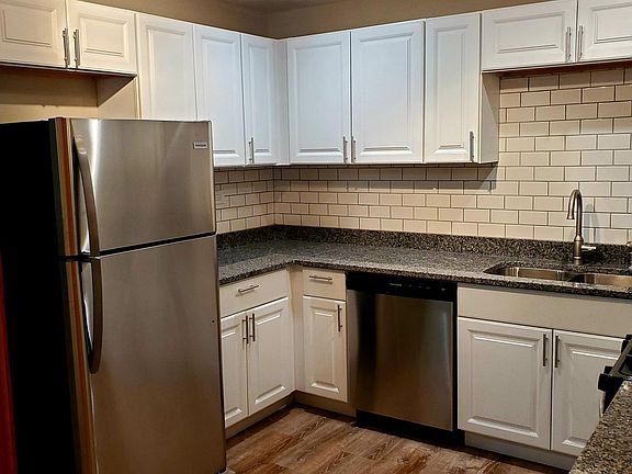 4th image of 1111 Holiday Ln #Des