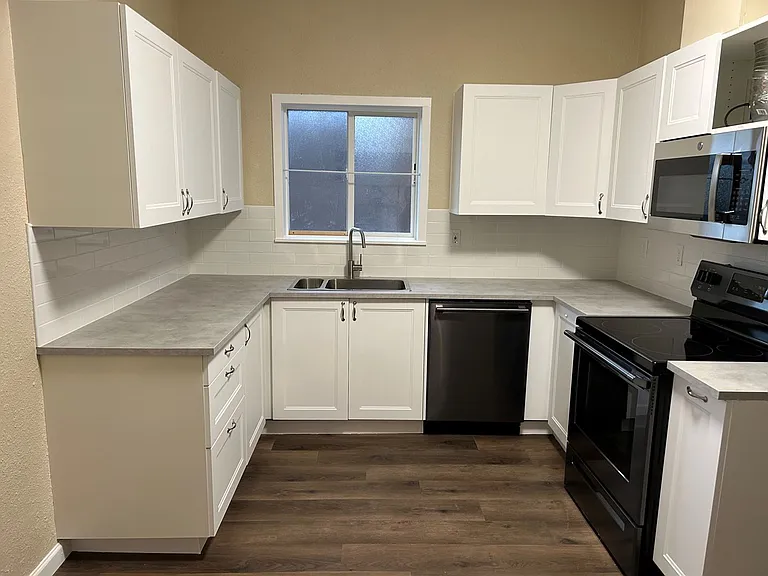 219 SW 4th St — Photo 3
