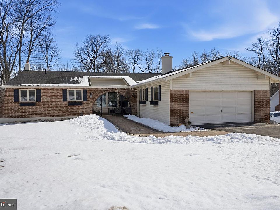 1st image of 216 Bruce Rd