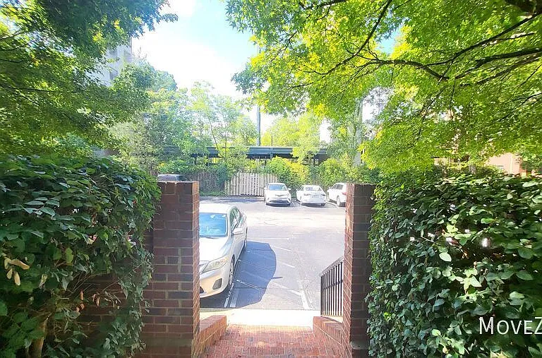 208 E Davie St — Photo 43