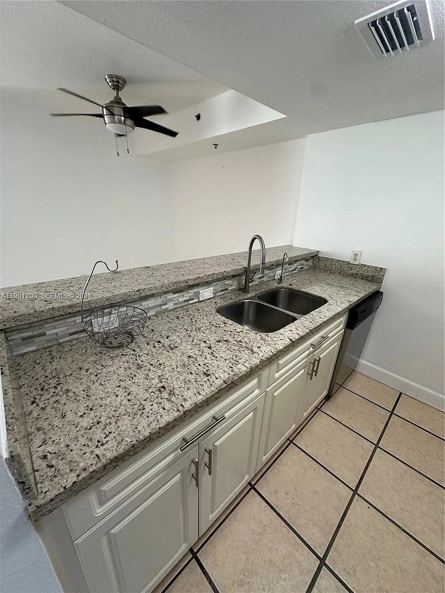 Building Photo - 814 NW 36th Ave #406