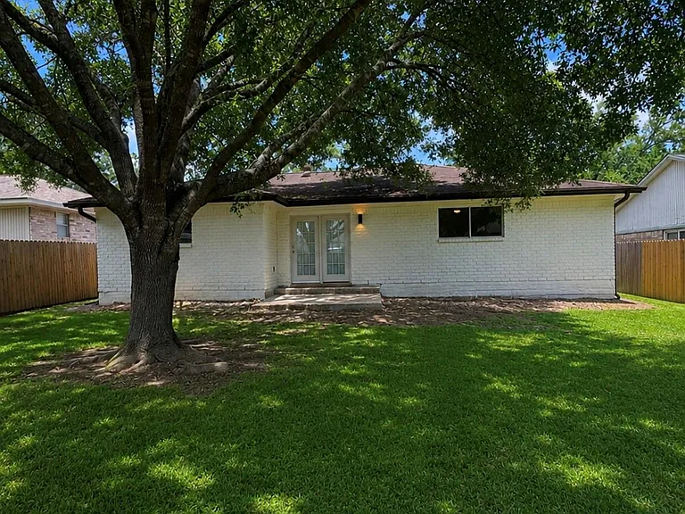 229 Oxford Dr — Photo 8