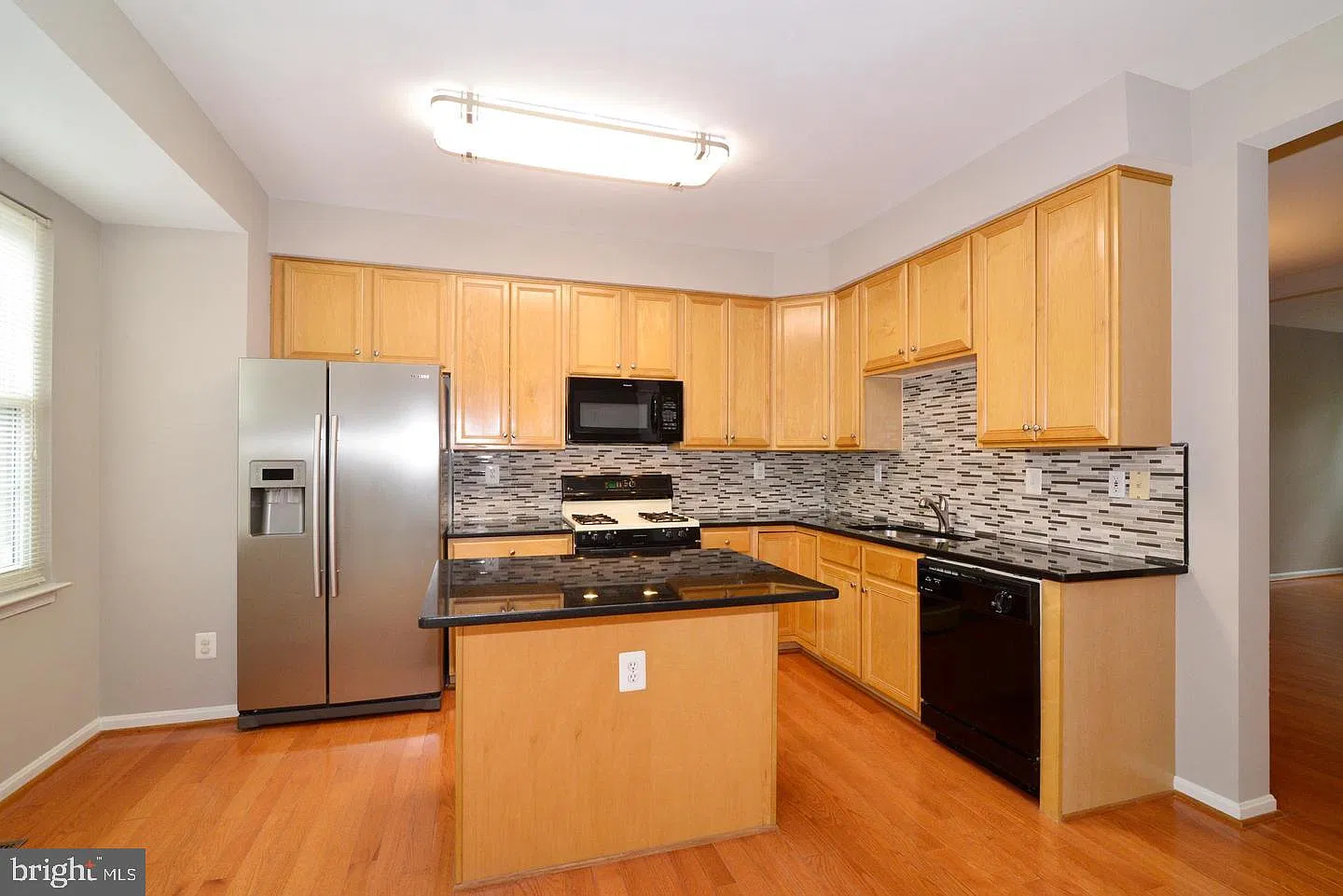 3 bed, 2.0 bath, 1954 sqft, $2,995 — Photo 3