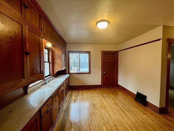 5th image of 413 Division St