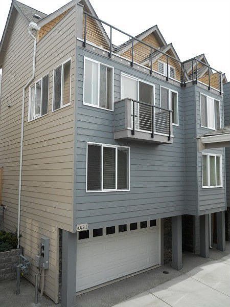 Very Spacious Fremont View Townhome