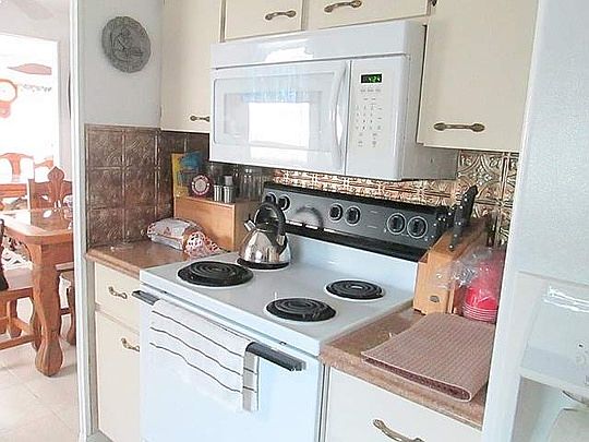 3rd image of 2 Violetta Ln