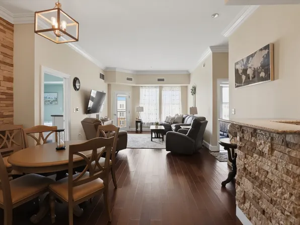 36 Village Rd APT 714, Middleton, MA 01949