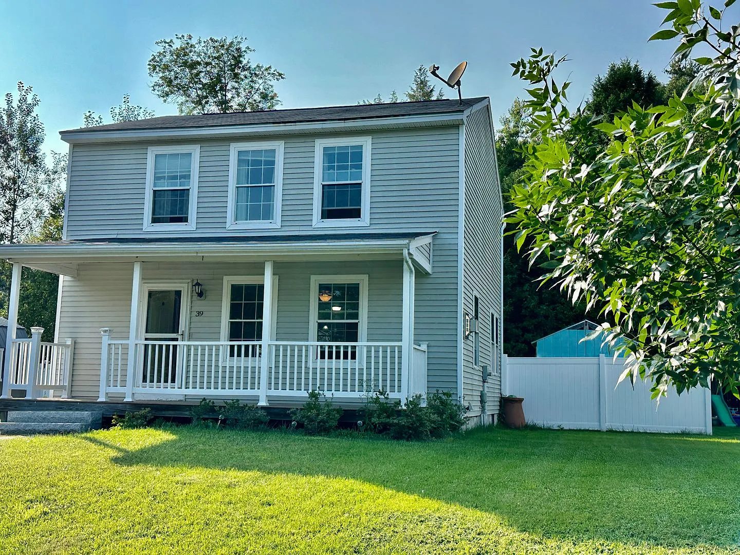 Like New 3BR, 1.5 bathroom Colonial For Rent — Photo 1