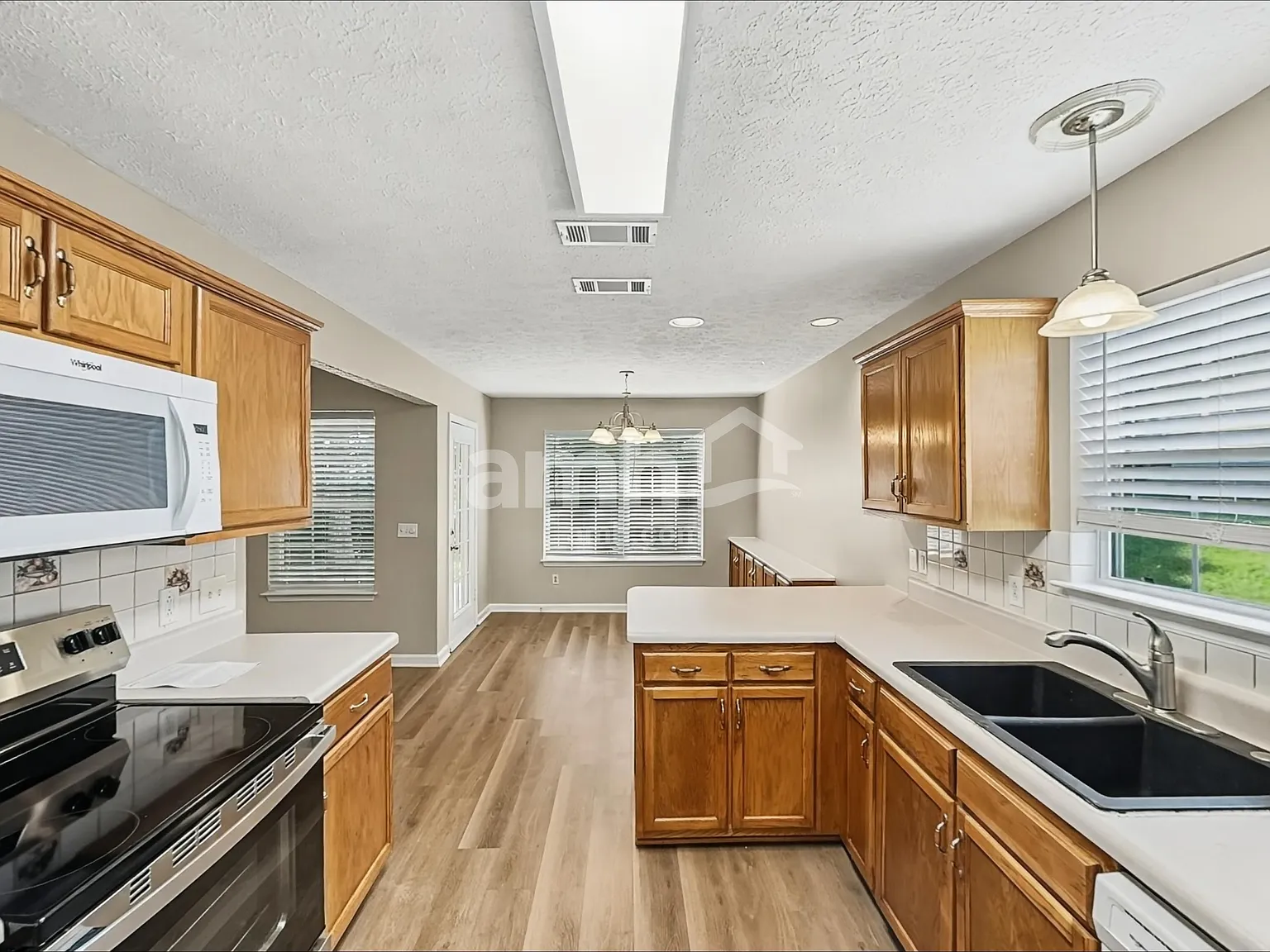 3 bed, 3.0 bath, 1999 sqft, $2,325 — Photo 3