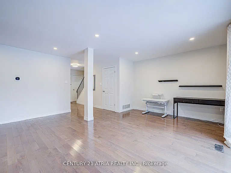 52 Applegate Cres — Photo 11