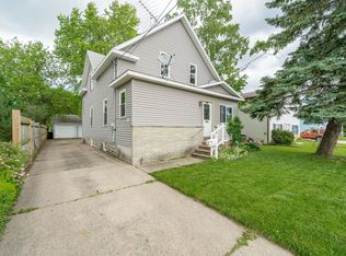 422 W 17th Ave, Oshkosh, WI 54902
