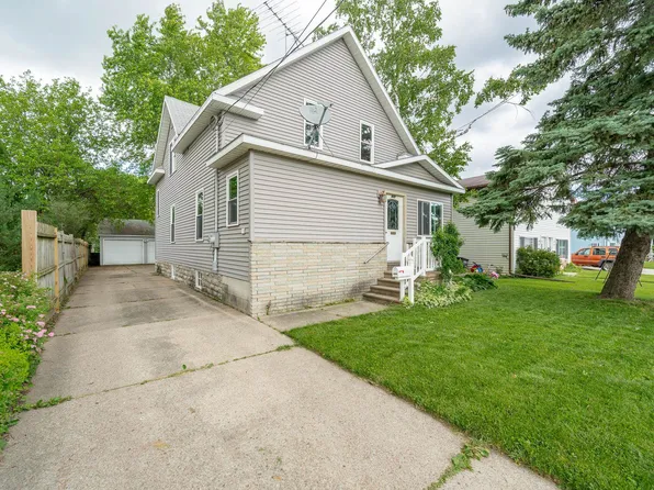 422 W 17th Ave, Oshkosh, WI 54902