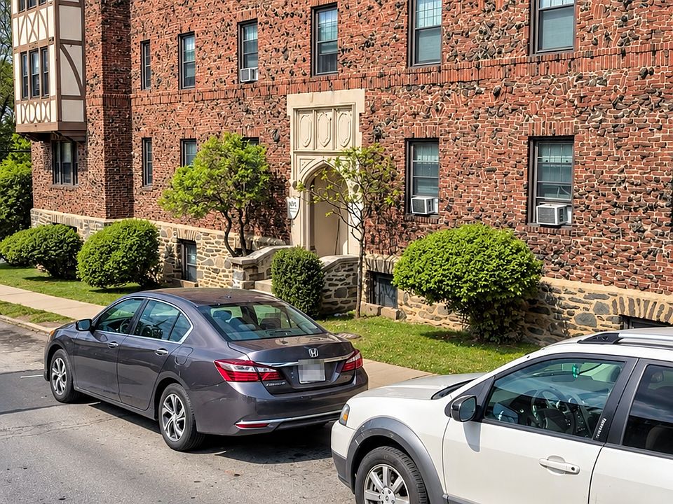 2nd image of 901 E 22nd St #13