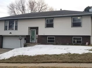 2450 Apache Dr, Sioux City, IA 51104