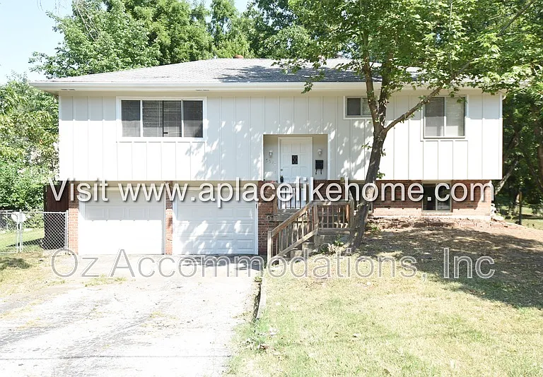 5521 Perry Ln — Photo 2