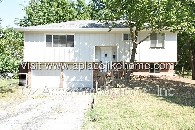 5521 Perry Ln
