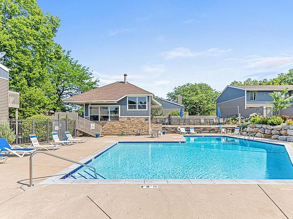 3rd image of 570 Woodhill Dr APT 60