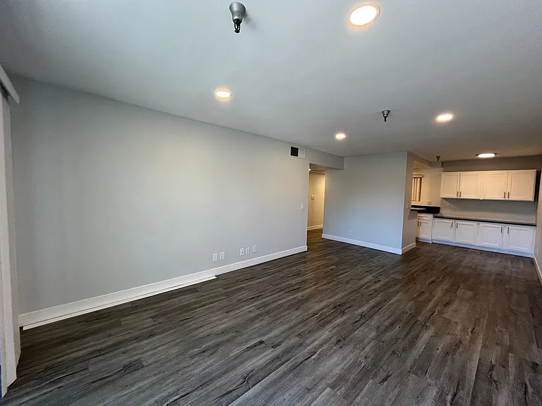 110 S Sweetzer Ave — Photo 53
