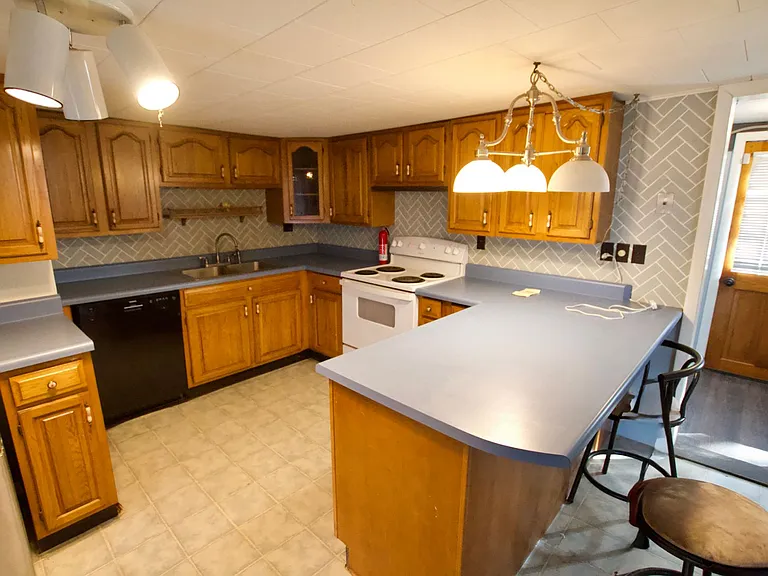 24 Grays Ln — Photo 2