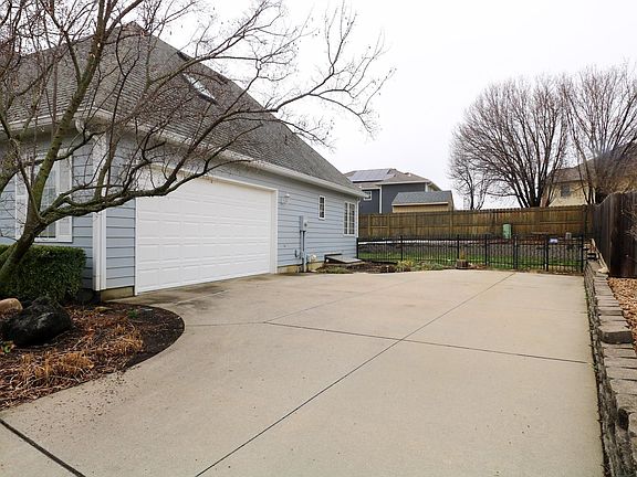 3rd image of 2901 Westlake Dr