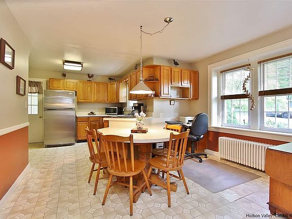 3rd image of 9 Cedar St