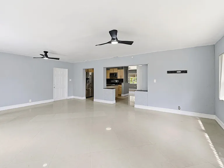 740 E Evanston Cir — Photo 23