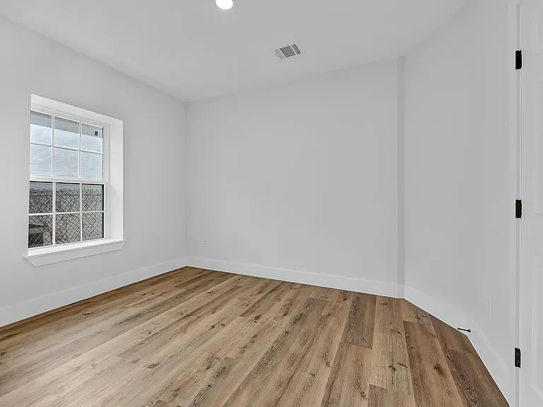 224 Everton St — Photo 12