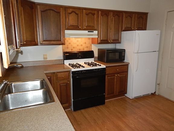 3rd image of 117 Town Crest Dr APT C