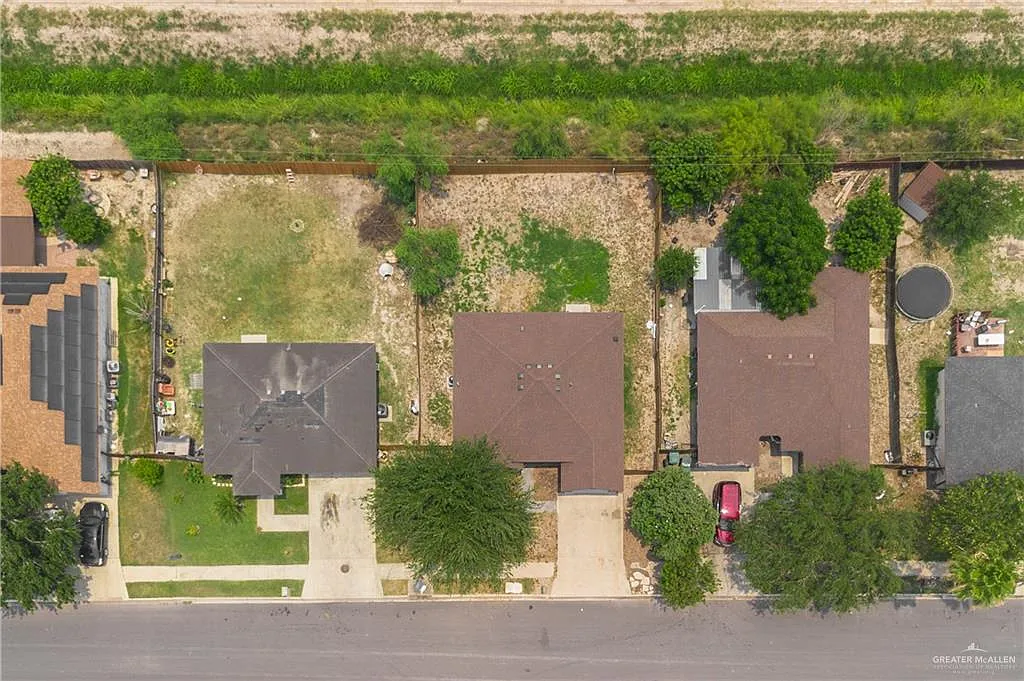 3 bed, 2.0 bath, 1098 sqft, $1,300 — Photo 4