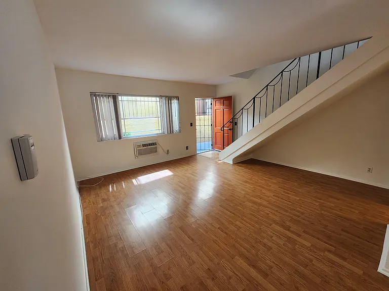 1141 Irving Ave #3 — Photo 11