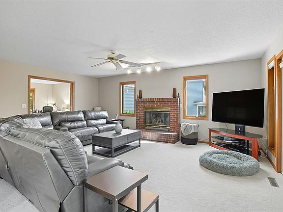 3rd image of 1135 Hampton Ct