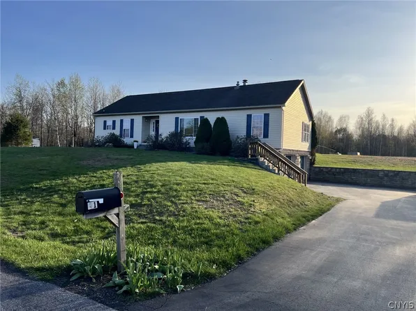 41 N New Meadows Dr, Hannibal, NY 13074