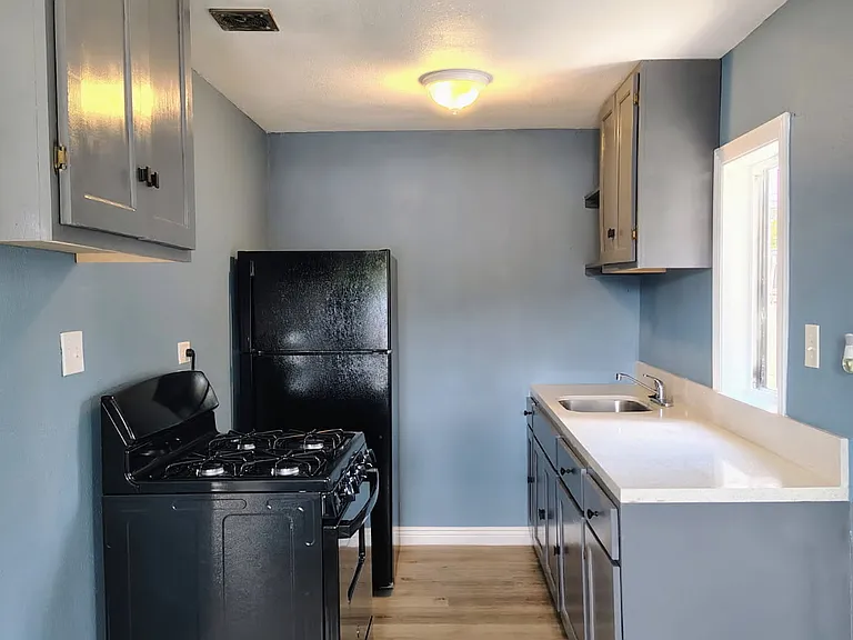 1015 S McBride Ave — Photo 5