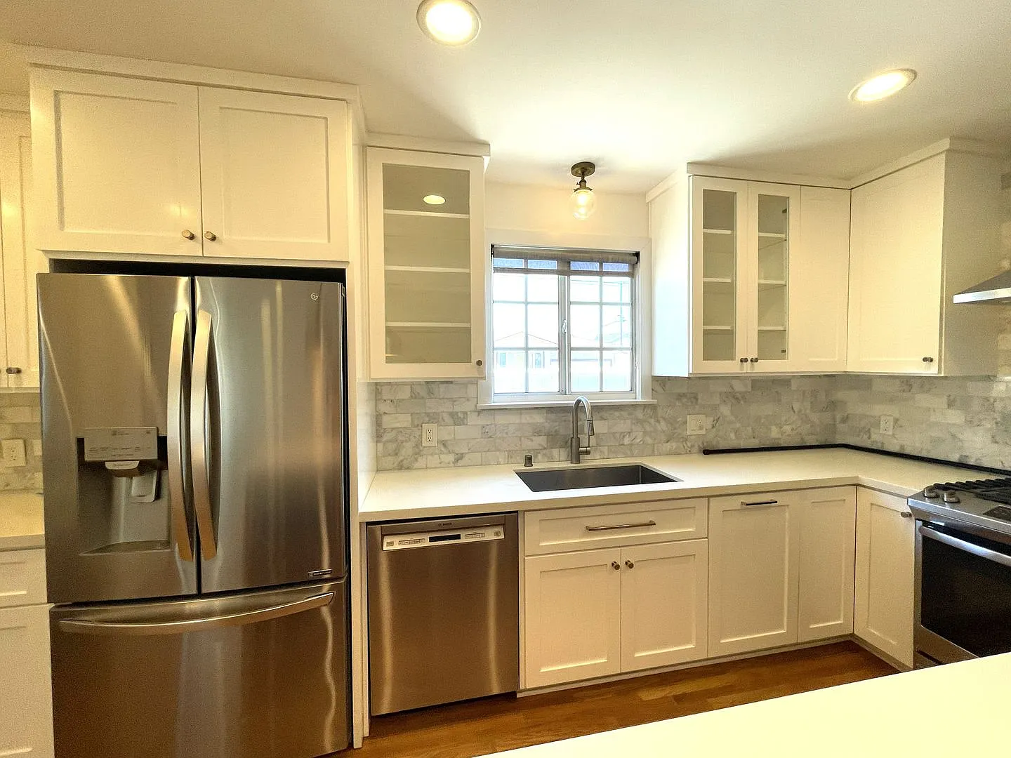 Updated 3 bedroom house with air conditioning and large, private yard — Photo 4