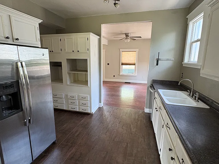 1105 E Platte Ave — Photo 8