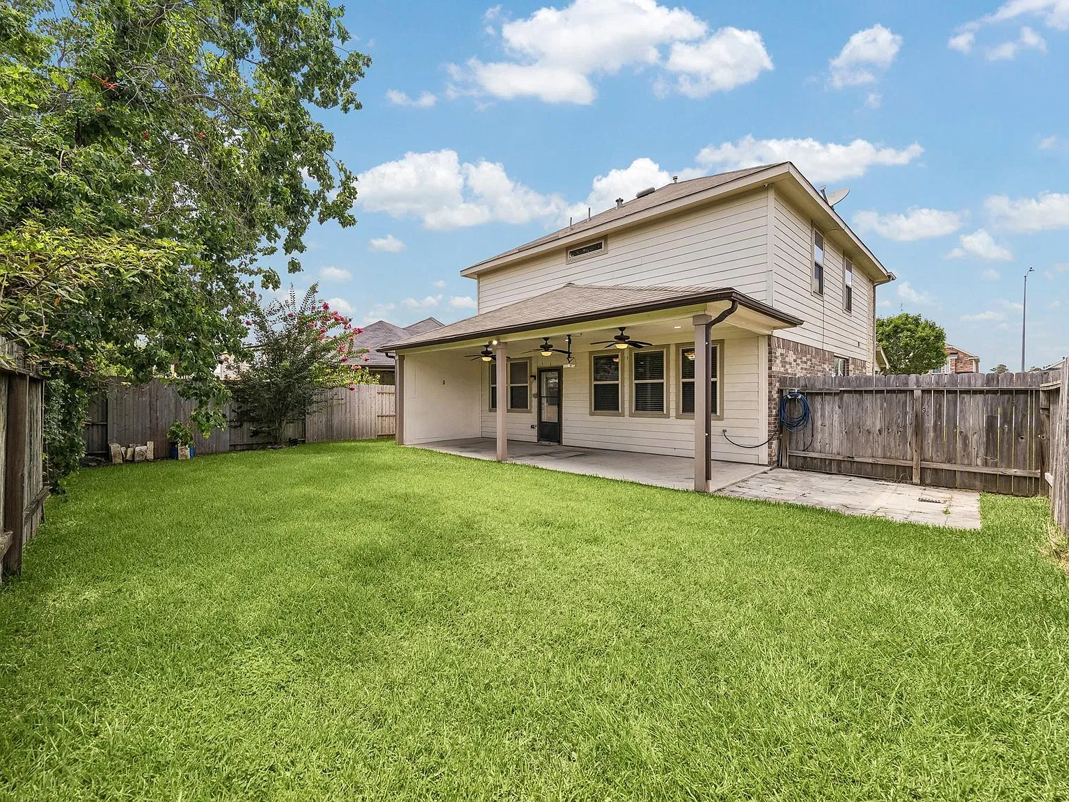 4 bed, 2.5 bath, 2540 sqft, $2,500 — Photo 2
